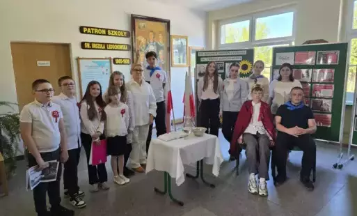 Zdjęcie grupowe uczniów biorących udział w przedstawieniu