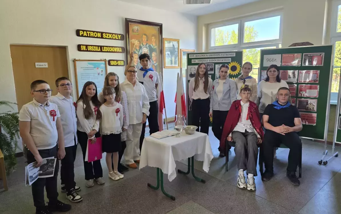 Zdjęcie grupowe uczniów biorących udział w przedstawieniu