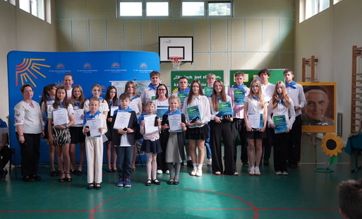 Zdjęcie grupowe uczniów 