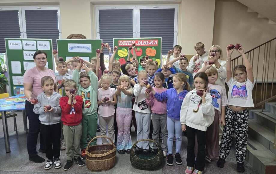 Świętowanie Światowego Dnia Jabłka w szkole w Drawskim Młynie