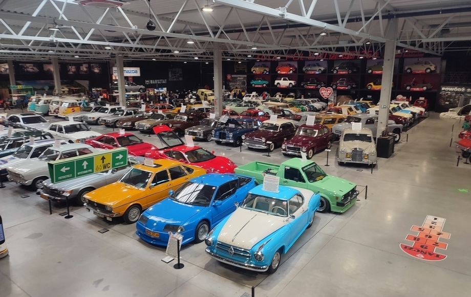 Wycieczka drugoklasistów do Muzeum Motoryzacji WENA w Oławie